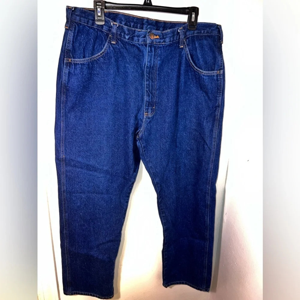 Wrangler Rustler, 36, medium wash 4 Pocket logo‎ button zip front denim jeans